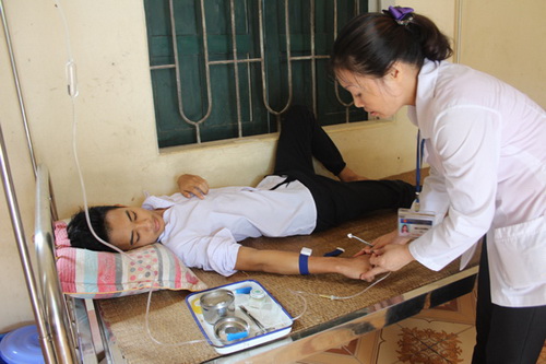 Thăm khám cho người dân tại trạm y tế xã.