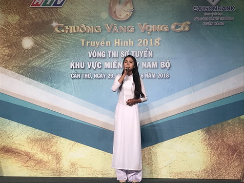 Thí sinh biểu diễn vòng sơ tuyển cuộc thi Chuông vàng vọng cổ 2018 khu vực Tây Nam Bộ.