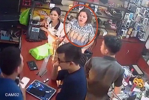 Hà “sứt” trong một cửa hàng điện thoại. Hà “sứt” trong một cửa hàng điện thoại.