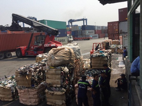 Hàng ngàn container phế liệu đang tồn ở các cảng Việt Nam.