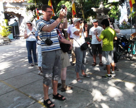 Du khách nước ngoài rất thích thú với các vùng đất đặt chân đến thông qua xe ôm.