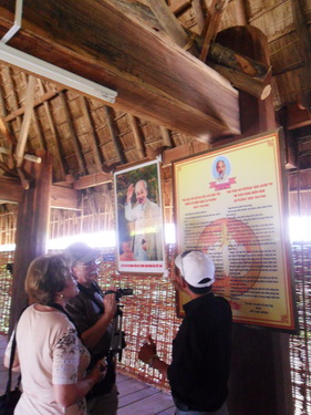 Xe ôm kiêm luôn hướng dẫn viên du lịch kể cho khách nước ngoài nghe tình cảm của Bác Hồ dành cho đồng bào Tây Nguyên.