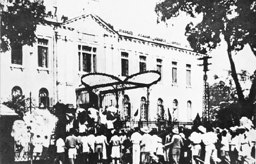 Bức ảnh “Đánh chiếm Phủ Khâm Sai” của NSNA Vũ Năng An chụp ngày 19/8/1945. (Ảnh tư liệu)