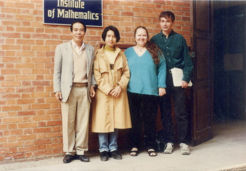 Vợ chồng GS. Neal Koblitz (bên phải) cùng tác giả (đứng đầu bên trái) tại trụ sở Viện Toán học Việt Nam.