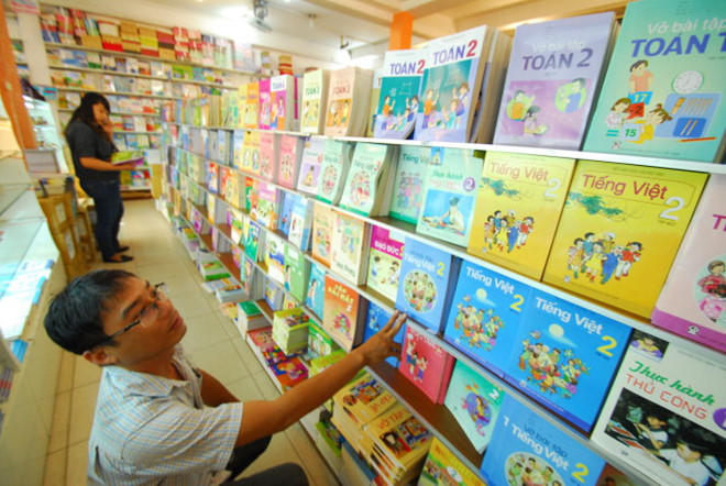 So với thời trước thì sách giáo khoa bây giờ hay hơn, nội dung phong phú và in cũng đẹp hơn. Những cuộc tranh luận xung quanh sách giáo khoa của các bậc phụ huynh, các nhà văn, nhà thơ, nhà phê bình lý luận hay các học giả cũng chỉ là mong có bộ sách hoàn thiện hơn.