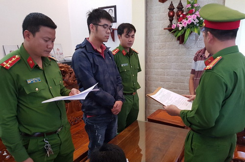 Cơ quan công an đọc quyết định khởi tố, bắt tạm giam Hoàng Ngọc Duy.