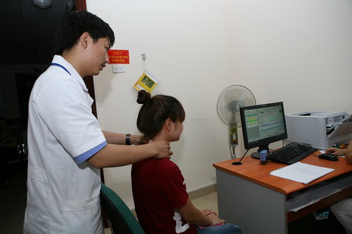Khi có bệnh cần đi khám và tuân theo đúng chỉ định của bác sĩ chuyên khoa, không nên bỏ dở điều trị hoặc tự ý dùng thuốc chữa bệnh không rõ nguồn gốc (ảnh minh họa). Ảnh: Trần Minh