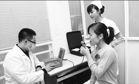 Đo chức năng hô hấp tầm soát bệnh COPD cho người dân.