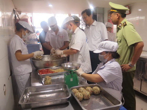 Kiểm tra VSATTP tại một cơ sở chế biến bánh Trung thu. Kiểm tra VSATTP tại một cơ sở chế biến bánh Trung thu.