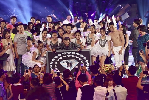 Sự hào nhoáng của các liveshow, khiến khán giả tò mò.