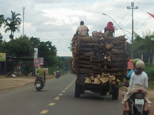 Xe công nông cơi nới, độ chế chạy rầm rầm trên Quốc lộ 26 ở Tây Nguyên.