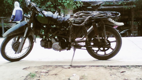 Nhiều xe máy chở nông sản cũng được độ chế, rất hiểm nguy khi tham gia giao thông.