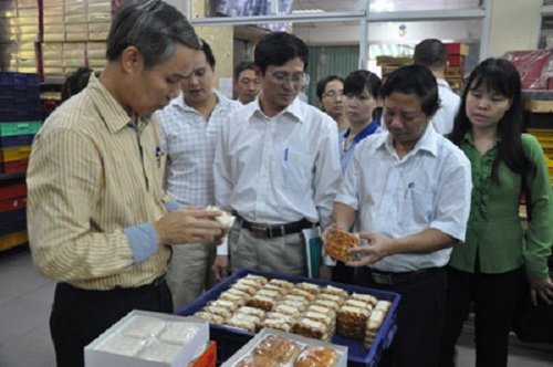 Cục ATTP và Sở Y tế Hà Nội kiểm tra tại một cơ sở sản xuất bánh trung thu. (Ảnh tư liệu)