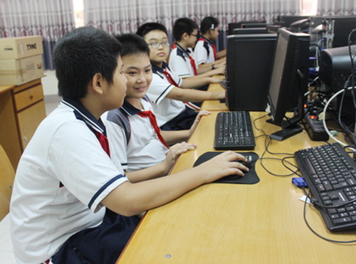 Nếu học trò chỉ còn thành thạo mỗi một thao tác, là bấm ngón tay xuống bàn phím thì có phải là một thảm họa hay không? (Nhà thơ Trần Đăng Khoa)