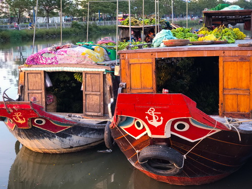 Cuối ngày, cùng nhịp sống sôi động giữa lòng phố là những ghe thương hồ từ Vĩnh Long cập bến Bình Đông.