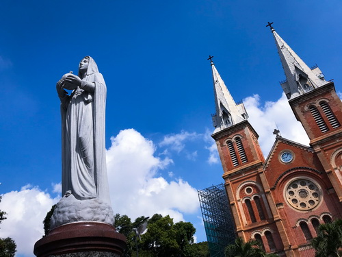 Nhà thờ Đức Bà một ngày nắng đẹp chiêm bái tượng Đức Mẹ bằng đá trắng, pho tượng được đưa từ Rome về Sài Gòn vào năm 1959. Sau lưng tượng là hai tháp chuông cao vút 60m trên nền trời thành phố. Nhà thờ hoàn tất vào năm 1880, nhưng mãi 15 năm sau hai tháp chuông mới được bổ sung.