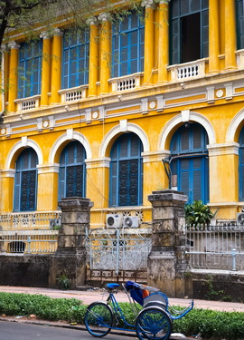 Từ Dinh Thống Nhất, xuôi theo đường Nam Kỳ Khởi Nghĩa, qua đường Nguyễn Du, chúng ta sẽ gặp một dinh thự, một công sở tuyệt đẹp: Tòa án nhân dân Thành phố Hồ Chí Minh. Là một công trình kiến trúc ra đời từ cuối thế kỷ 19, do một kiến trúc sư người Pháp mang tên Bourard thiết kế và kiến trúc sư Foulhoux trông coi việc xây dựng từ năm 1881 đến năm 1885 thì khánh thành.