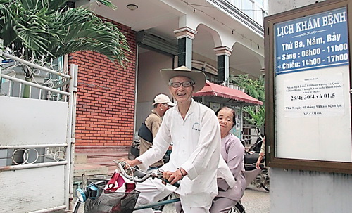 Vợ chồng bác Sửu sau khi điều trị lành bệnh đã đến phòng khám để tái khám bằng xe đạp.