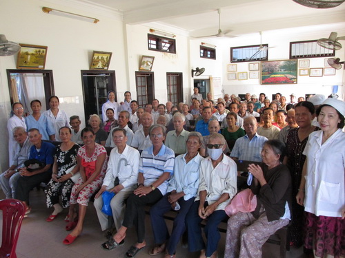 Các bệnh nhân đến khám bệnh tại phòng khám.