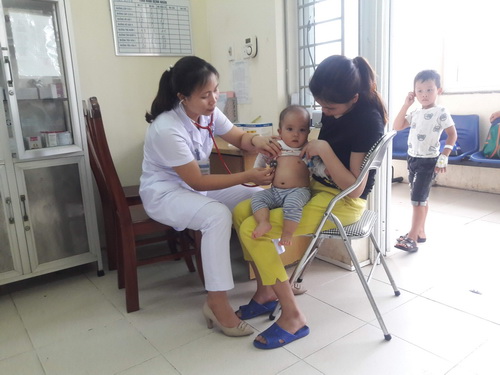 Theo dõi kiểm tra sức khoẻ cho bệnh nhi.