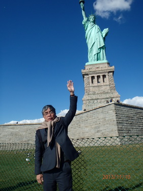 Nhà văn dưới chân tượng Nữ thần Tự Do ở New York, Mỹ.
