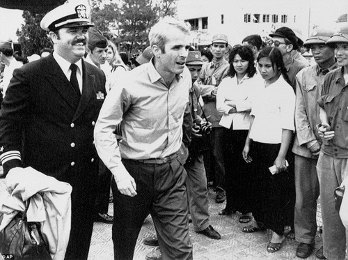 John McCain được trả tự do vào ngày 14/3/1973. Ảnh: AP