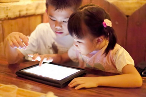 Sử dụng máy tính và thiết bị điện tử để không đúng khoảng cách sẽ hại cho mắt.