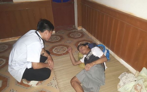 Bác sĩ BVĐK Mường Lát (Thanh Hóa) thăm khám cho người dân vùng lũ.