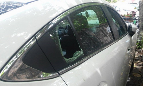 Một xe ôtô ở Huế bị đập kính, lục tung đồ đạc.