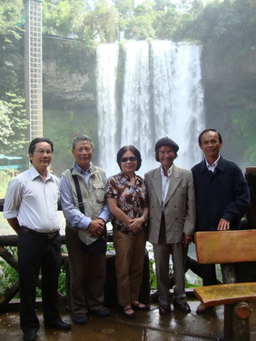 Tác giả (thứ hai từ trái sang) cùng các văn nghệ sĩ bên thác Dam B’ri.