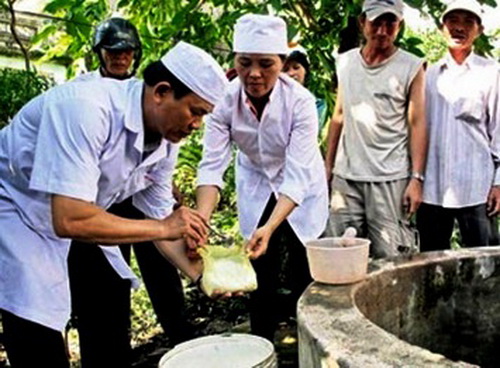 Cán bộ y tế xử lý nguồn nước bị ô nhiễm.
