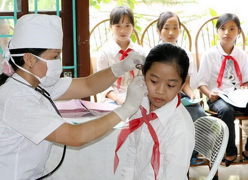 Công tác y tế học đường đã từng bước phát triển đảm bảo quyền lợi cho các em học sinh.