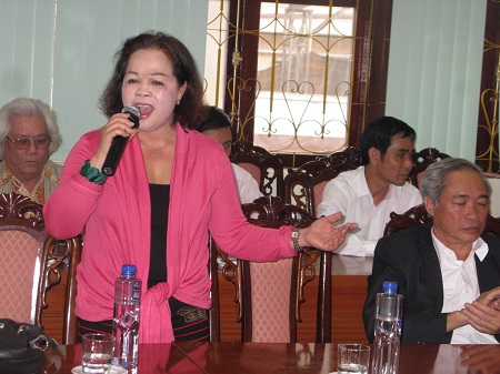 Rơ Cham Phieng hát Cô gái vót chông tại Văn phòng Tỉnh ủy Hà Giang.