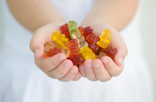 Trẻ dễ gặp nhiều nguy cơ khi lạm dụng  vitamin dạng kẹo.