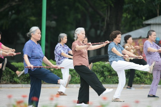 Thường xuyên tập những bài tập giúp cơ thể tăng bền như đi bộ, thái cực quyền có thể giúp bảo vệ xương.