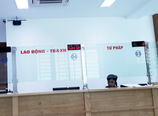 Vị cán bộ giới thiệu tên Ngần làm việc thì ít, nghe điện thoại thì nhiều trong lúc giải quyết hồ sơ đất đai cho dân.