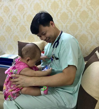 Niềm vui của người thầy thuốc khi bệnh nhi được cấp cứu thành công. (Ảnh minh hoạ)
