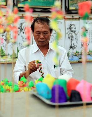 Giữa dòng xoáy của sự phát triển, ít ai ngờ nét đẹp của món quà tò he vẫn  sống trong văn hóa dân gian người Việt.