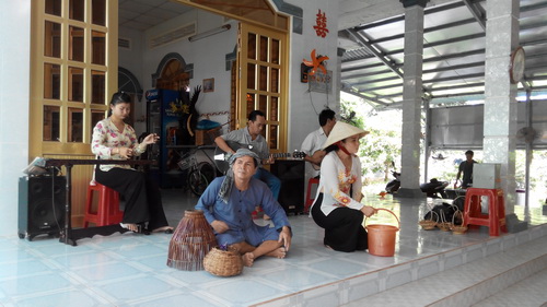 Kịch hát ở nhà vườn Thanh Thúy.