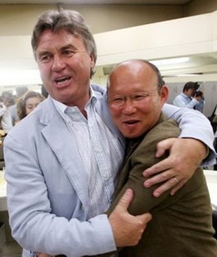 HLV Guus Hiddink và HLV Park Hang Seo. HLV Guus Hiddink và HLV Park Hang Seo.