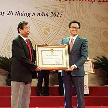 Nhà viết kịch Ngọc Thụ nhận Giải thưởng Nhà nước từ Phó Thủ tướng Vũ Đức Đam. Nhà viết kịch Ngọc Thụ nhận Giải thưởng Nhà nước từ Phó Thủ tướng Vũ Đức Đam.