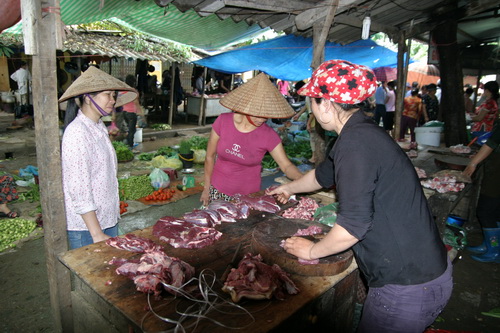 Người tiêu dùng cần quan tâm đến việc lựa chọn thực phẩm an toàn.