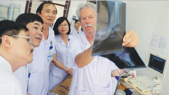 Bác sĩ Alain Delbary, chuyên gia Cơ xương khớp khám bệnh tại BVĐK Hà Tĩnh.