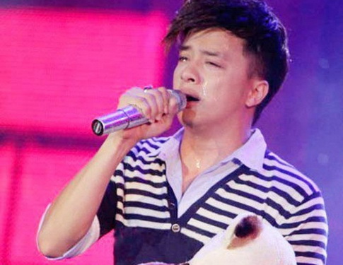 Ca sĩ Cao Thái Sơn từng bị phạt hành chính vì hát nhép, diễn xuất khóc như mưa trong một chương trình trên sóng truyền hình.