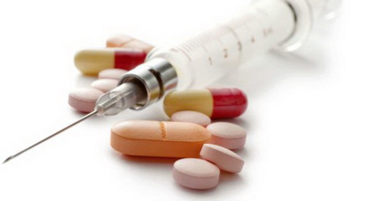 Khi cần dùng nhiều thuốc cùng lúc, người bệnh cần tuân thủ chặt chẽ hướng dẫn của bác sĩ.