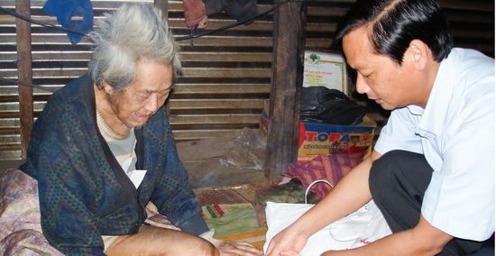 Họa sĩ Xu Man (bên trái) lúc sinh thời.
