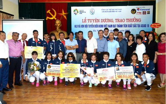 Các HLV, VĐV điền kinh được tôn vinh tại buổi lễ.       Ảnh: Y Trang