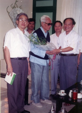 Bộ trưởng Bộ Y tế Đỗ Nguyên Phương, Giám đốc Sở Y tế Hà Nội Nguyễn Quốc Triệu tặng hoa Cố vấn BCH TW Đảng Phạm Văn Đồng (1996).
