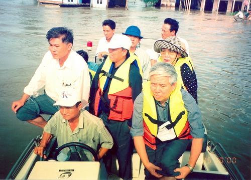 Bộ trưởng Bộ Y tế Đỗ Nguyên Phương, Bí thư Tỉnh ủy Đồng Tháp Trương Vĩnh Trọng, Thứ trưởng Bộ Y tế Đoàn Thúy Ba chỉ đạo khắc phục hậu quả lũ lụt tại Tam Nông  và Tháp Mười tỉnh Đồng Tháp tháng 10/2001.