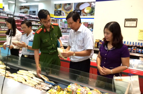Đoàn kiểm tra liên ngành ATTP của Hà Nội kiểm tra tại siêu thị trên địa bàn.